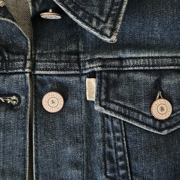 Sleeveless Levi’s Denim Jacket - Picture 2 of 4